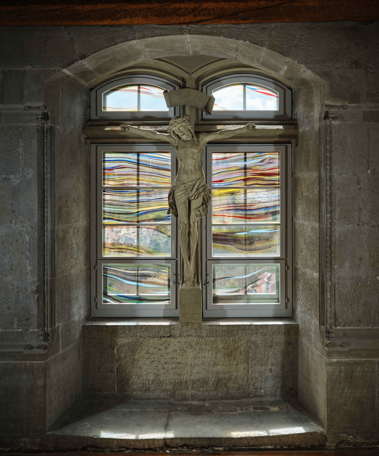 Atelier de Martin Gramp, crucifix, 1508, molasse ; verrière : Souffle / Seitenwind de Catherine Liechti, 2022, salle des huissiers au 1er étage © SBC Alain Kilar