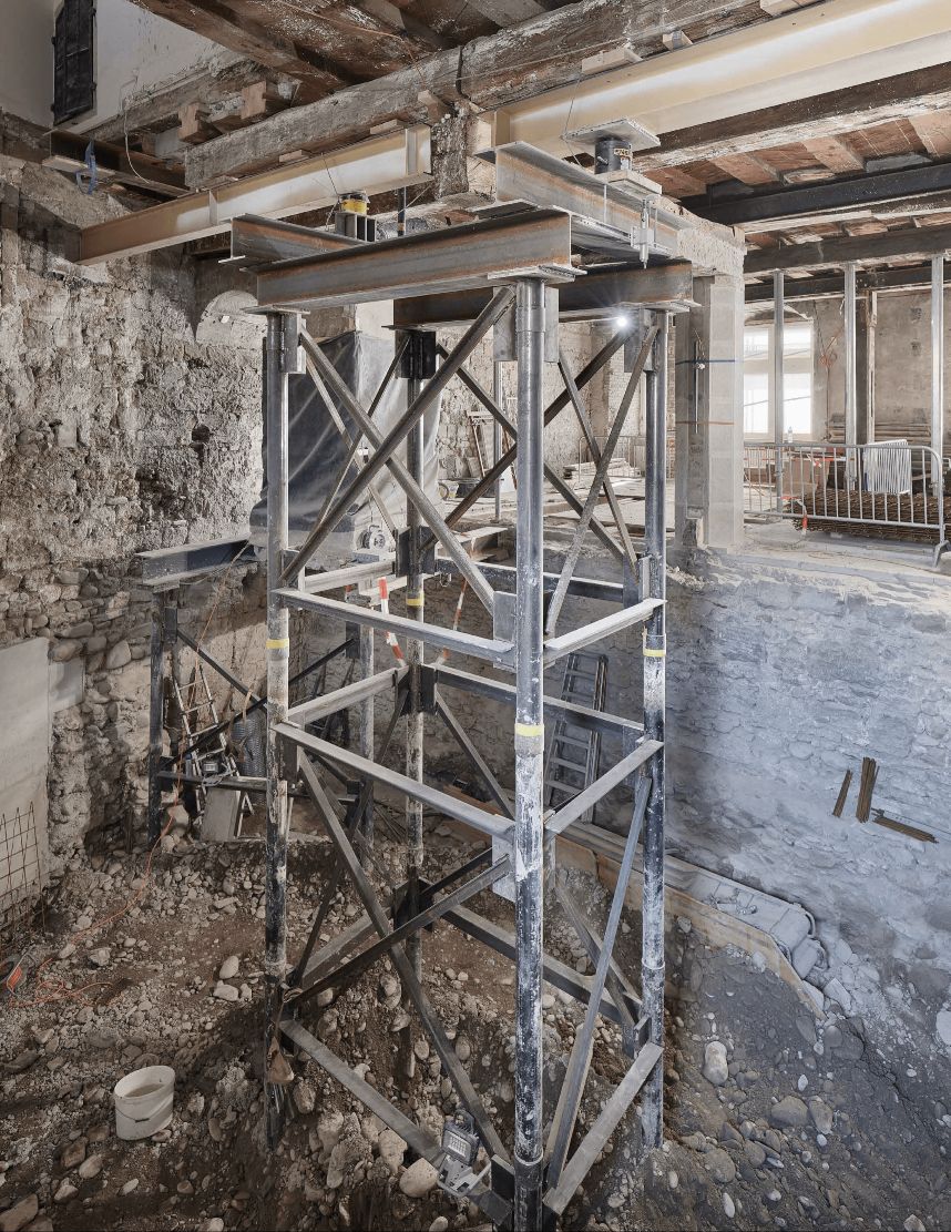 Étayage provisoire des étages supérieurs lors de l’excavation du 1er sous-sol © Thomas Telley