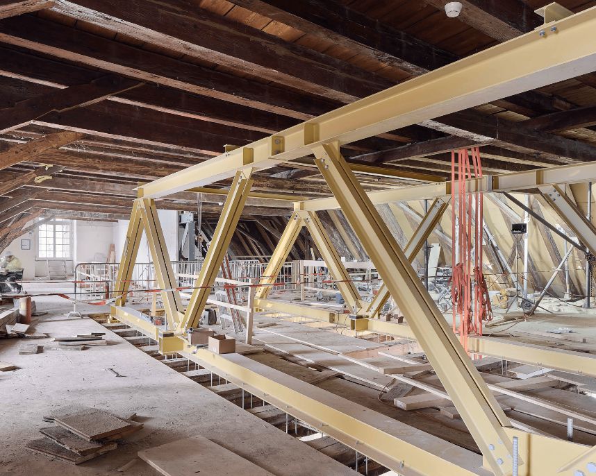 Combles : structure métallique suspendant le plancher au-dessus de la salle du Grand Conseil © Thomas Telley