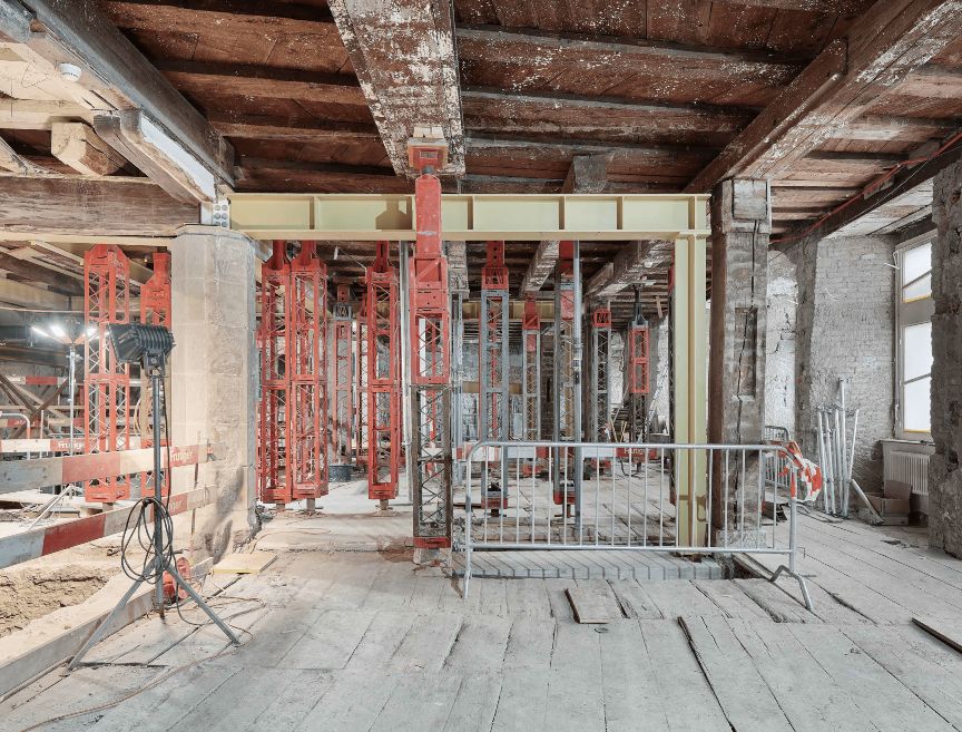 Mise en place des renforts métaliques au rez-de-chausée © Thomas Telley