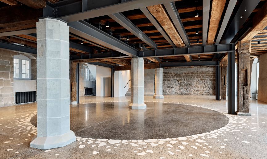 Isabelle Krieg et Ralph Alan Mueller, Éclipse, 2021-2022, chape minérale coulée, terrazzo, 2e chape coulée en ciment blanc et ciment Portland, gravier, poncé et imprégné © Thomas Telley