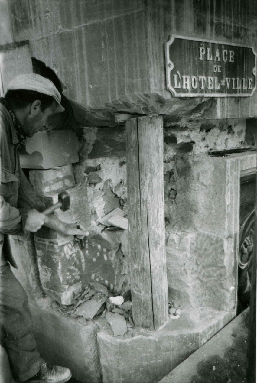 Travaux de refouillement après dépose de l’ange sculpté en vue de son remplacement par une copie,1957-1959 © AEF