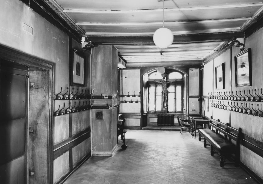 Salle des huissiers, 1er étage, état avant transformation, 1963-1965, cliché de Prosper Macherel © SBC